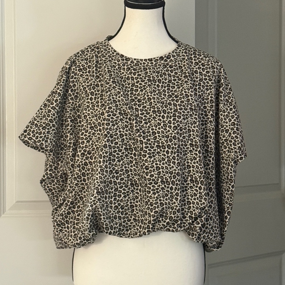 The GREII ladies, leopard print crewneck flowy sleeves, medium NWT - Picture 4 of 14